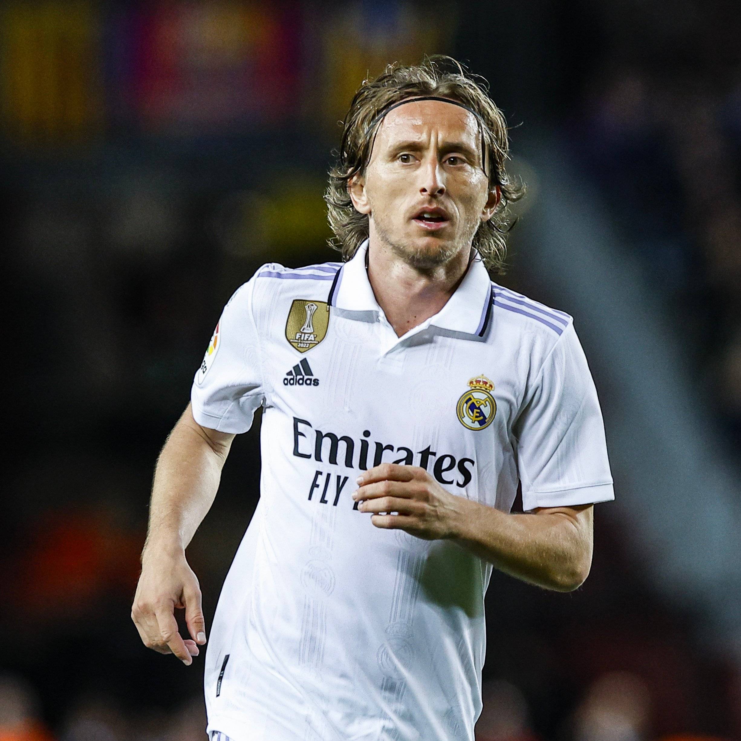 FM26逆天Bug，外场球员“闪现”至门前挡出对方主罚的点球